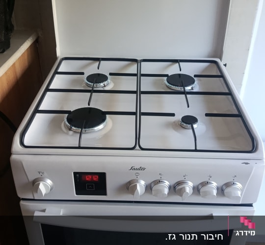 תנור גז עם ארבעה מבערים במטבח